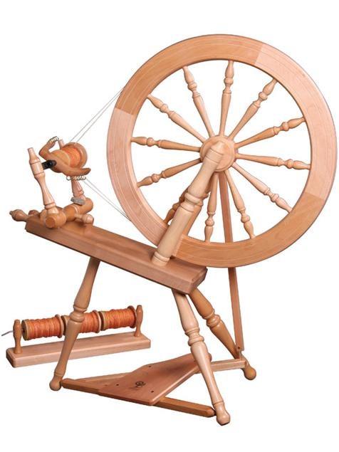 Met dit wiel kun je draden spinnen van wol. De wol van het schaap wordt met dit wiel een draad.
