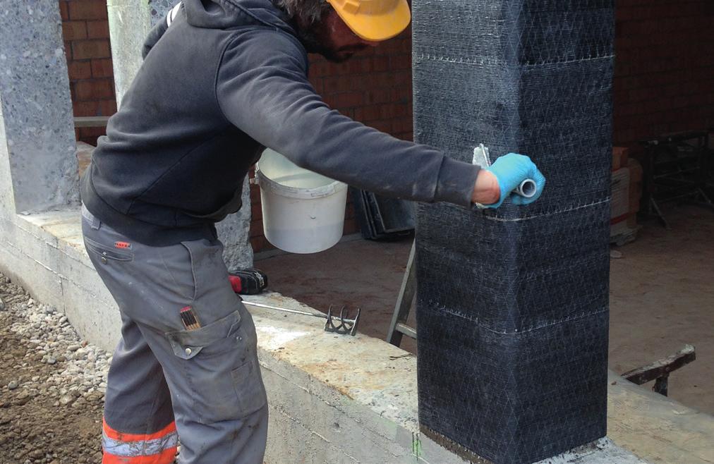 ALGEMENE KENMERKEN TOEPASSINGSGEBIED Versterken of wapenen van dragende constructies van gewapend beton of metselwerk tegen doorbuigen (buigtrekbelasting) en axiale belasting Verhogen van de sterkte