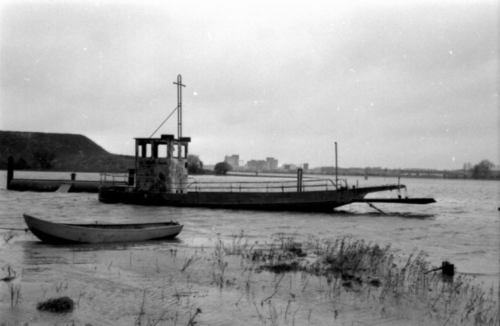 voetgangers over. Eindelijk kwam er een nieuwe pachter. De pachtsom werd gesteld op 300 gulden per jaar. In die tijd geen gering bedrag. Op 1 Mei 1876 kwam de pont werd in de vaart.