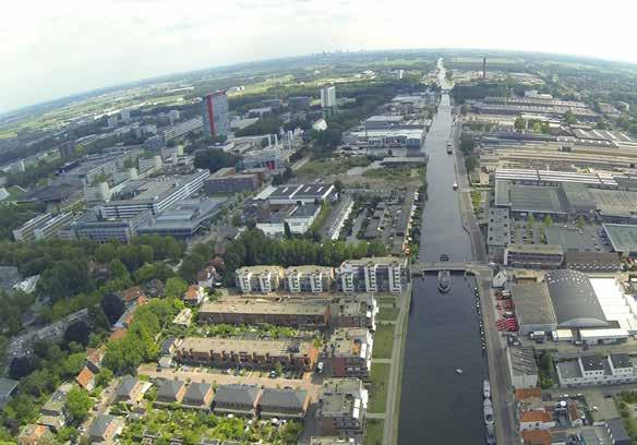 (MRDH), haar trimodale ontsluiting (weg, water, spoor) en haar ruime gebruiksmogelijkheden voor bedrijven in een hogere milieucategorie.