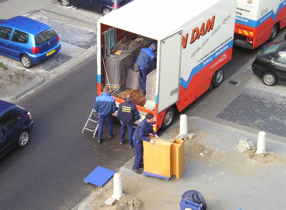 PAGINA 5 De verhuizers van Van Dam in actie!. De wisselwoning wordt schoon opgeleverd en is ingericht op een verblijf van enkele weken.