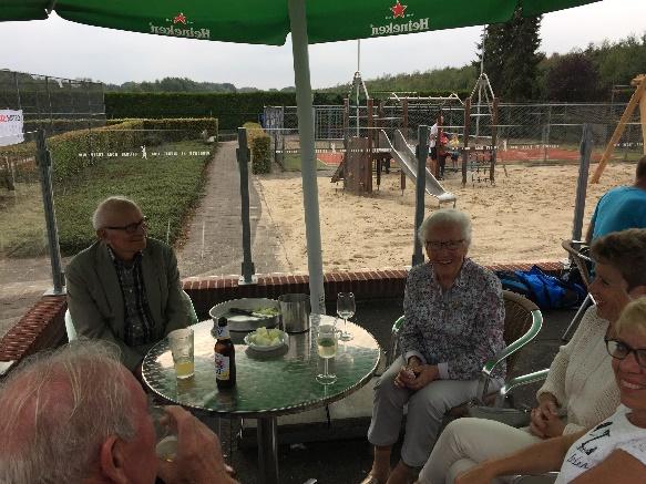 de lekkere hapjes, gemaakt door de eerder genoemde medewerkers in de keuken, en een drankje. Om 16.