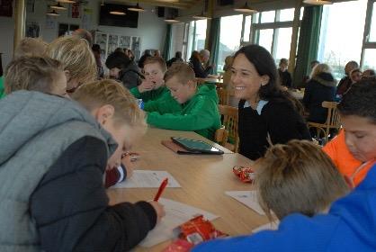 In samenwerking met het Centrum Pedagogisch Contact heeft voetbalclub FC Uitgeest zo n 250 kinderen geïnterviewd. De club gaf aan dat ze het belangrijk vinden dat iedereen met plezier kan presteren.