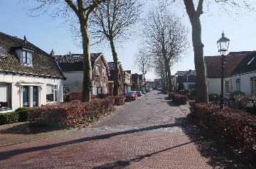 In tegenstelling tot de Overstraat heeft de Utrechtsestraatweg een kaarsrecht profiel dat is opgebouwd uit een rijweg en voetpaden die