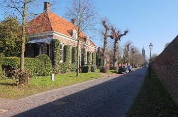 Het hoogtepunt ligt bij het Drostehuis en Huize Oranjestein. De Nederstraat en het Zandvoort kennen een tweezijdige bebouwing.