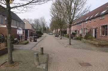 Keppellaan, uit seriematige bouw met rijtjeswoningen in relatief lange bouwblokken in twee bouwlagen met een kap.