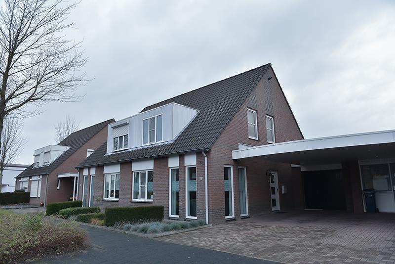 HIGHLIGHTS Half vrijstaand woonhuis met garage en carport Lichte mooie woonkamer Gezellige woonkeuken voorzien van diverse inbouwapparatuur Prachtige aanbouw (2009) met grote schuifpui Vier