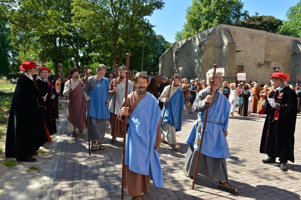 Uit de wirwar van apostelen, Maria s, engelen groot of klein,