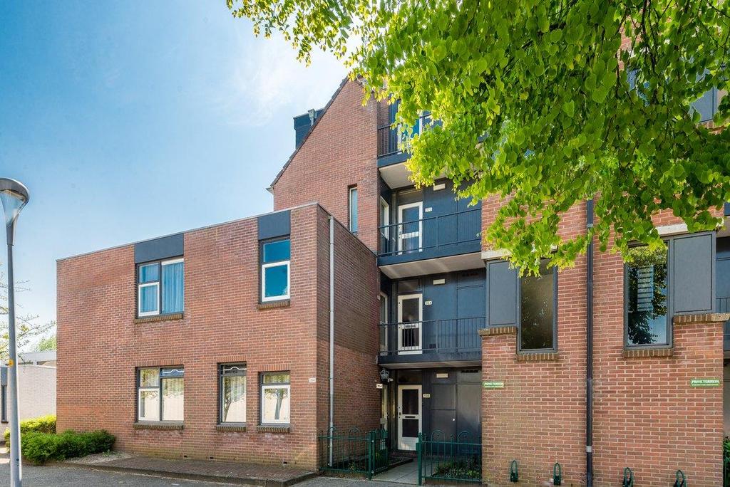 Verrassend ruim begane grond appartement van ca. 61m2 gelegen op een heerlijke locatie in Hoofddorp!