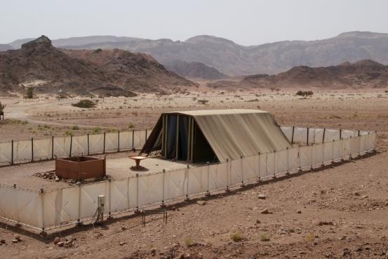 In de laatste hoofdstukken van Exodus stonden we stil bij de bouw van de Tabernakel: De tent van JHWH temidden van Zijn volk; Hoe heeft die er nou uitgezien.. zo of zo?