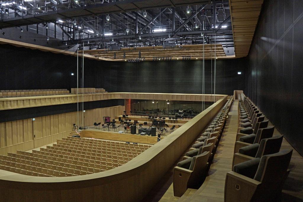 Balans in samenklank Zittend in een stoel ergens midden in de zaal hoor ik de klanken van het orkest van alle kanten op me af komen.