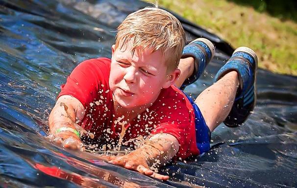 De Strong Family ObstacleRun staat gegarandeerd voor veel obstakels, modder en waterpret. Een zwemdiploma is daarom verplicht. Er zijn twee afstanden: 1,6KM en 3,2KM.