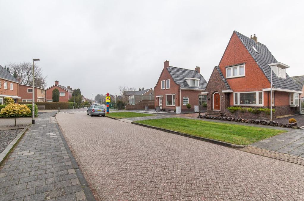 Ligging en indeling Begane grond Entree/tochtportaal; meterkast; hal; toilet; trapopgang; kelder; woonkamer (ca. 16m²) voorzien van een houkachel (inbouwhaard) en boekenkast; eetkamer (ca.