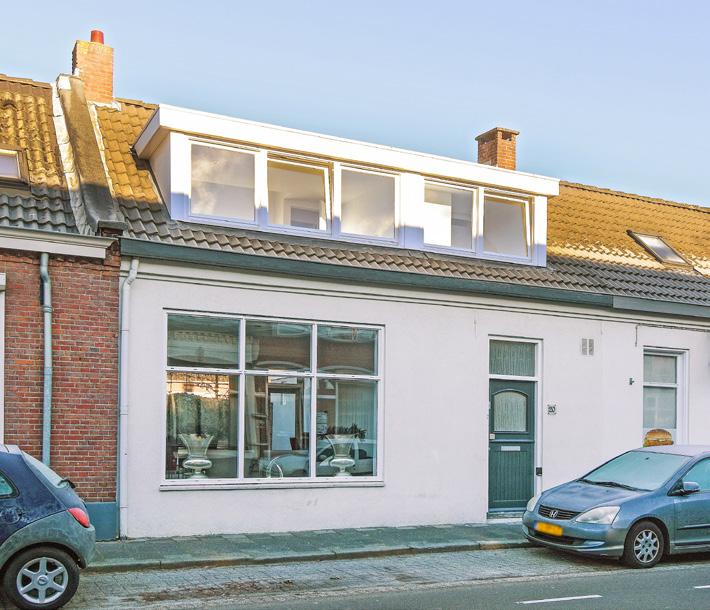 Modern afgewerkt en grotendeels in 2018 gerenoveerd karakteristiek jaren 30 tussenwoning met een lichte woonkamer, moderne open keuken, 3 slaapkamers, luxe sanitair en beschutte achtertuin.