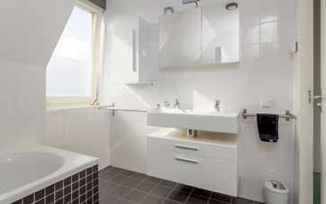 Tevens is de badkamer voorzien van vloer verwarming en gedeeltelijk een dakkapel wat voor lichtinval en ventilatie