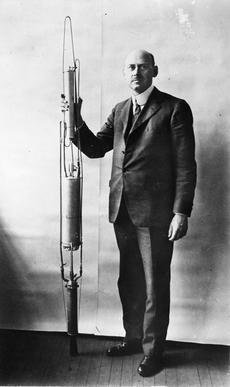 1.4. Raketten 1.4.1.Robert H. Goddard In 1926 lanceerde de Amerikaanse uitvinder en onderzoeker Robert H. Goddard de eerste raket die werkte op vloeibare brandstof.