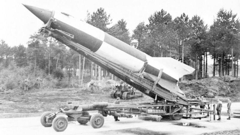 V2 Op het einde van WO 2 ontwikkelden de Duitsers de V2 raket. De eerste onbemande geleide ballistische raket. Deze raket werd verticaal gelanceerd.