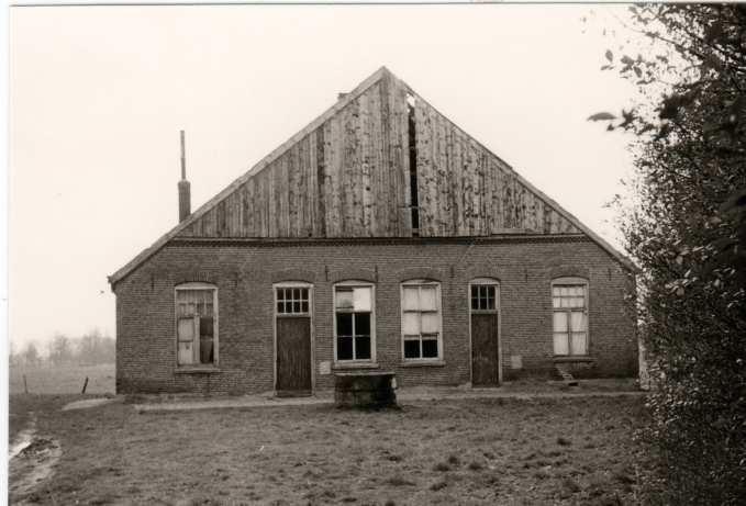 TER HELLEN HELLEKOTTE HELLEKATE - HELLENKATE In Kerspel Goor aan de Kanaalweg bevindt zich het oude erve de Helle (of Hellecate); de oudste vermelding is van 1475 en het is heel lang en wel tot 1829