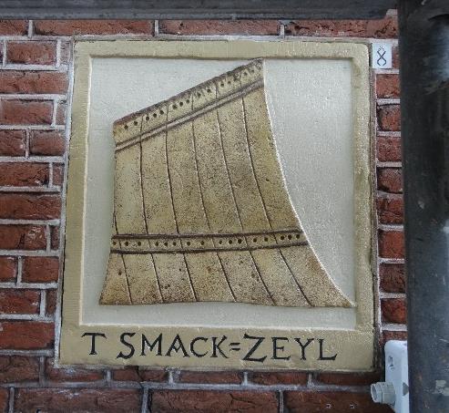Een van deze losse stenen T SMACK ZEYL, herkomst onbekend, werd op de veiling door een onbekende aangekocht en kwam later in de collectie van het Amsterdamse Bureau Monumentenzorg terecht.