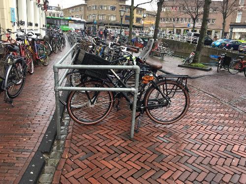 9 Bijlagen Voorbeeld fietsparkeerplek Voorbeeld van invulling van tijdelijke fietsparkeerplekken voor in Haddingestraat en Pelsterstraat.
