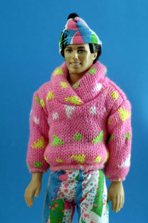 De door de zon gebruinde Barbie met het Mattel-nummer skiet samen met Ken. Hoe zij echter met haar skistokken zwaait, is levensgevaarlijk.
