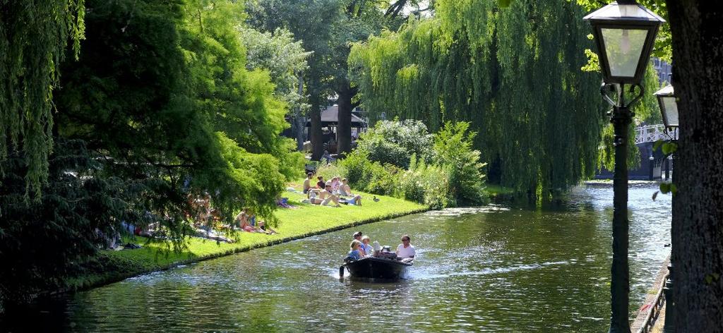 ULTIEM GENIETEN VAN HET BUITENLEVEN Stel je toch eens voor hoe heerlijk de zomers hier zijn. De kinderen spelen aan de waterkant en je partner bereidt een maaltijd in de buitenkeuken.