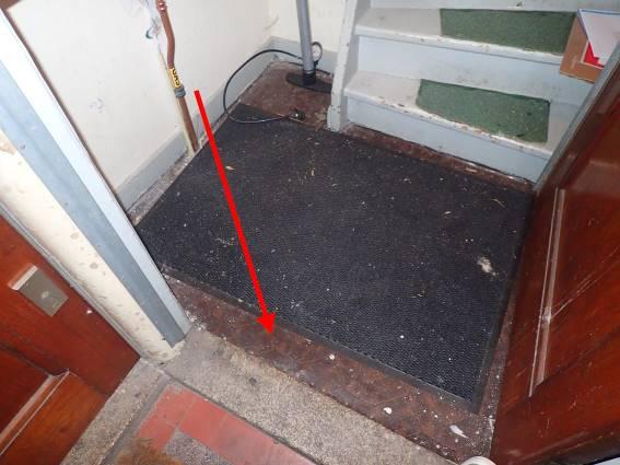 Het vloerzeil bevindt zich op de vloer voor de trap bij de entree en op het tussenbordes op de trap.
