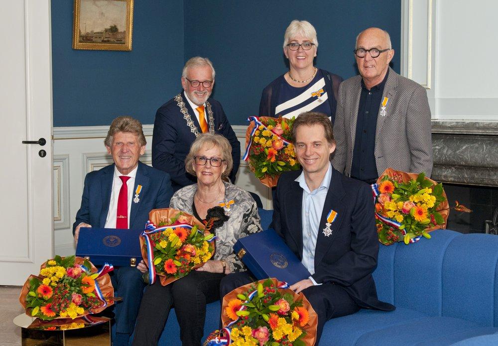Van links naar rechts: Leo van Etten, burgemeester Piet Bruinooge, Mar Westrup, Hilda Bieman, Jeroen Divendal en Leo Koning (Ria de Rijke kon helaas niet op de dag van de lintjesregen aanwezig zijn.