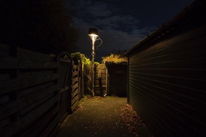 Soms is er verlichting van buitenlampen en in tuinen van bewoners. Licht kan zorgen voor overzicht en herkenning.