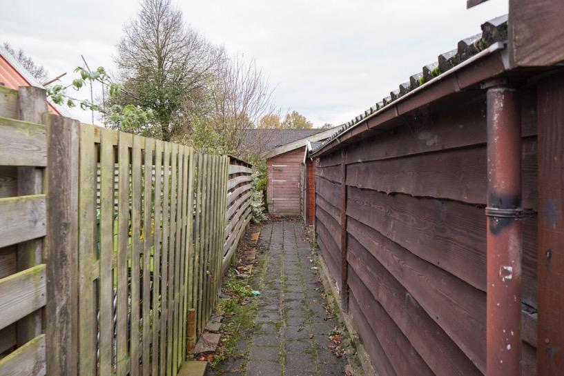 Deze paden lopen achter de huizen langs en worden alleen daarvoor gebruikt. Vaak zijn de achterpaden of de verlichting niet in eigendom van de gemeente.