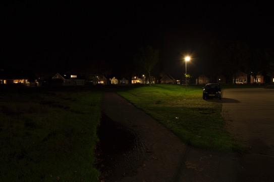 Foto: Noorderdiep in Nieuw-Buinen. Losliggend voetpad wordt niet verlicht. Achterpaden in eigendom van de gemeente worden niet verlicht.