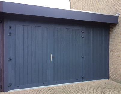 AW40-2 openslaande garagedeur met 40mm paneel vulling en smalle profilering. Plank -hoogte ca.