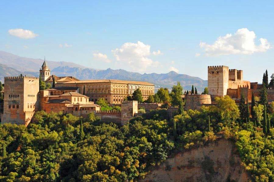 Ronda Andalusië bezit vele witte bergdorpjes vol kronkelende straatjes en mooie vergezichten.