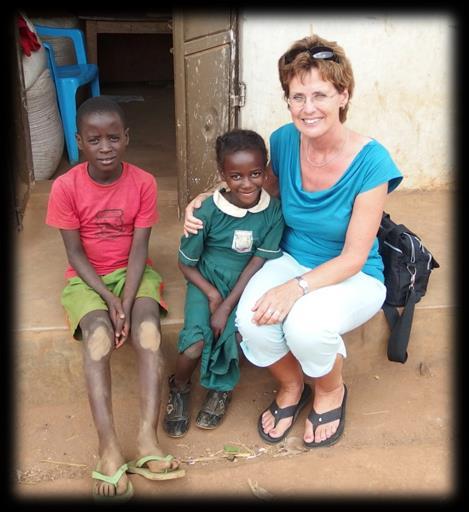 We bezochten Miracle en Agape op de Little Stars Junior Academy, een prachtige naam voor een heel eenvoudig schooltje, dat staat midden tussen de bananenplantages diep in het binnenland.