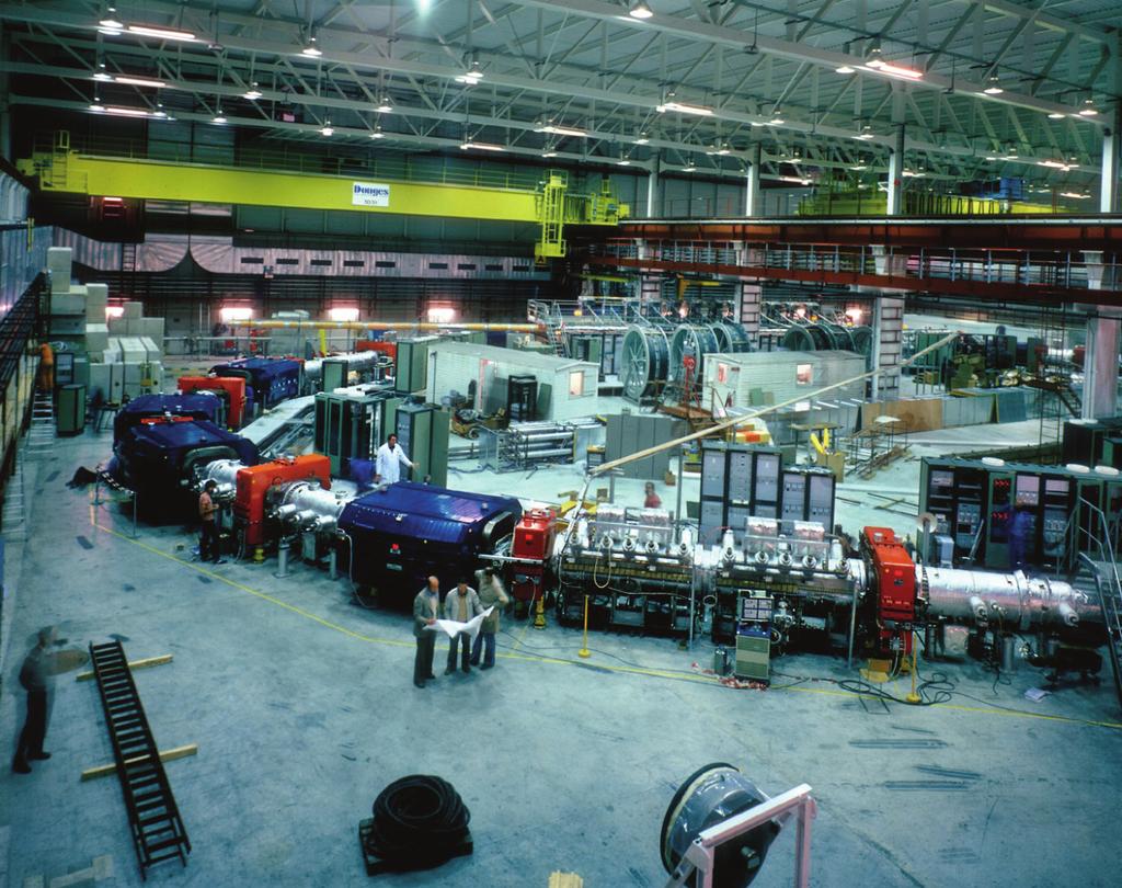 CERN gebruikte in de jaren 80 een 26 GeV protonenbundel van het proton-synchrotron ( PS ) en een koperen trefplaat om antiprotonen te creëren. De protonen werden met 11 tussenpozen van 2.