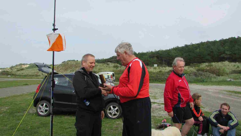 [18] 2015: Jan Hoek - PA0JNH (rechts) overhandigt de trofee aan Björn Dinse - PA4BWD na afloop van de 80 m