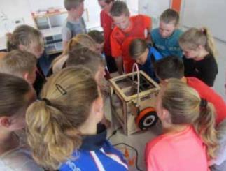 Uitval lessen De Clafis-solarboot brengt een bezoek aan de talentklas techniek op CBS de Wegewijzer in Wolvega.