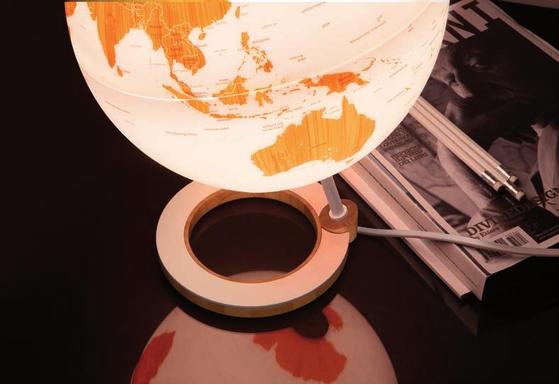 Globe Atmosphere Design Nodo Design globe met een doorsnee van 30cm en een hoogte van 39cm. De voet is fraai gevormd, gemaakt van verchroomd staal.