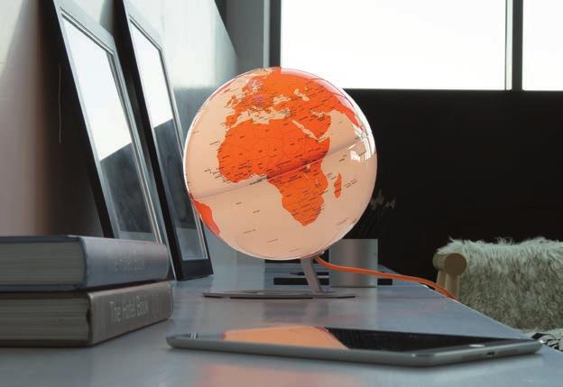 De globe toont ons de politieke wereld met minimale kenmerken en is voorzien van een LED-lamp.