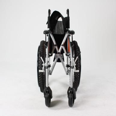 Bij het in- en uitvouwen van de rolstoel dient u altijd voorzichtig te zijn, zodat de rolstoel niet beschadigd raakt. 6.1.