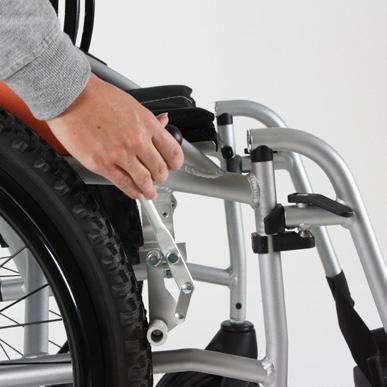 Als u in de rolstoel zit en de rolstoel staat nog niet op de rem, krijgt u de situatie zoals deze te zien is op foto 21; U kunt met de remhendel de rolstoel op de rem zetten.