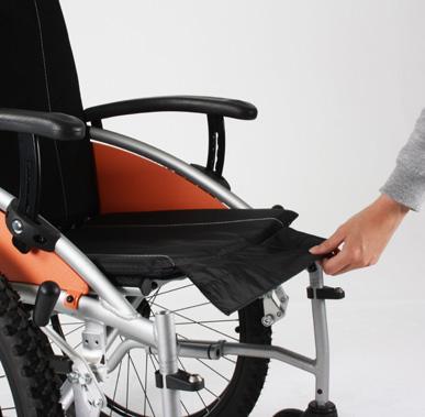 6.11 De zitting De zitting (foto 34) van de rolstoel is voorzien van comfortable materiaal. Hierdoor kunt u comfortabel voor langere tijd in de rolstoel zitten.
