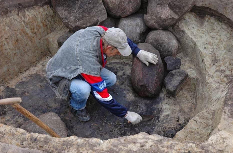 Een archeoloog is een echte speurneus naar menselijke voorwerpen van vroeger.