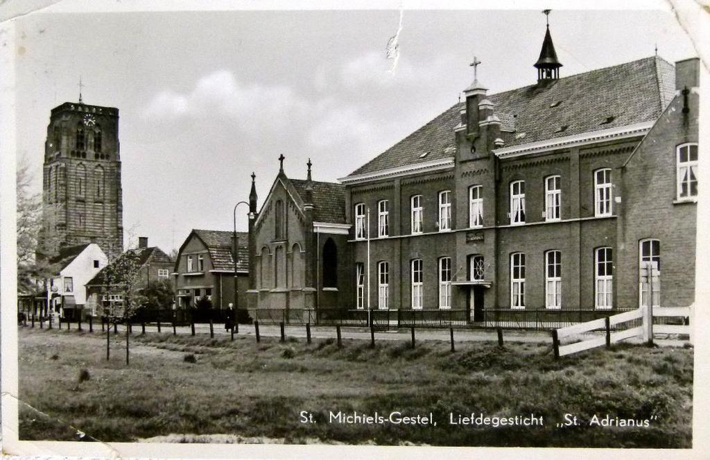 Hiervoor worden de huizen F461 en F462 afgebroken en hierna wordt het Liefdegesticht Sint Adrianus gebouwd en in 1879 komen de liefdezusters naar Sint