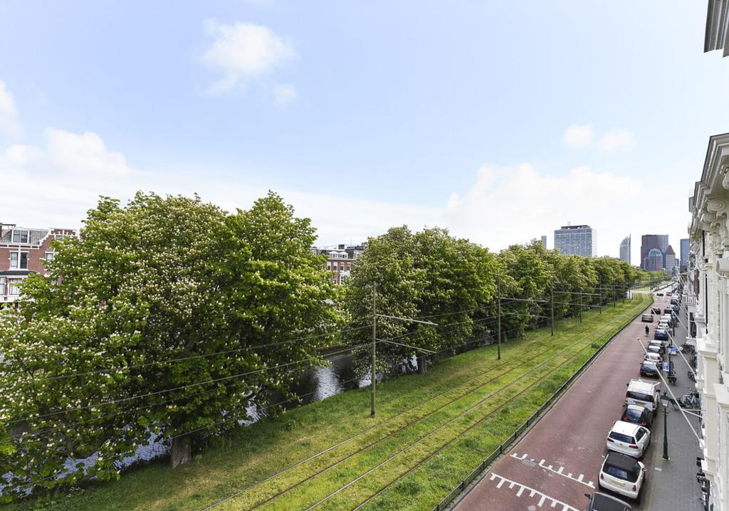 Omgevingsfactoren Het kantoorgebouw Royal House is gelegen op één van de meest prestigieuze en tegelijkertijd dynamische locaties van Den Haag, te weten de Koninginnegracht tussen de Javastraat en de