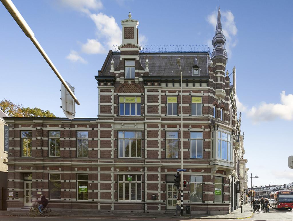 Algemeen Gelegen op de hoek Wilhelminasingel - Wilhelminastraat, een luxere winkelstraat met vooral (merk) speciaalzaken en vormt het middengedeelte van de historische as die vanaf de binnenstad tot