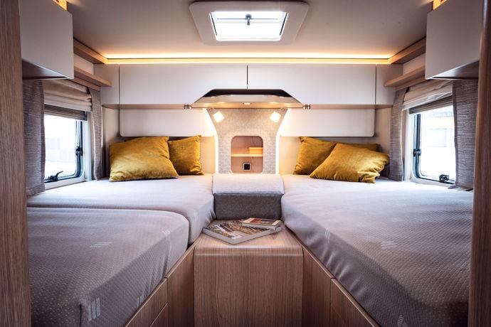 De slaapkamer van de Hymermobil B-Klasse MasterLine 780 biedt twee zeer comfortabele éénpersoonsbedden met een lengte van meer dan 2 m en een breedte van 89