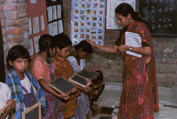 Filmbeschrijving 1. Titel hoofdstuk Kinderarbeid is aan de orde van de dag in Bangladesh.