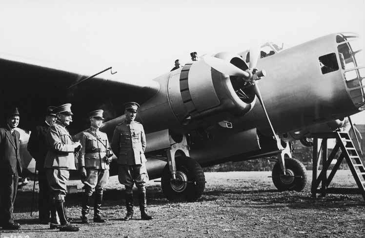 Roldanus (rechts) in oktober 1937 bij de bezichtiging op Schiphol van het prototype van de Fokker T.V-luchtkruiser.