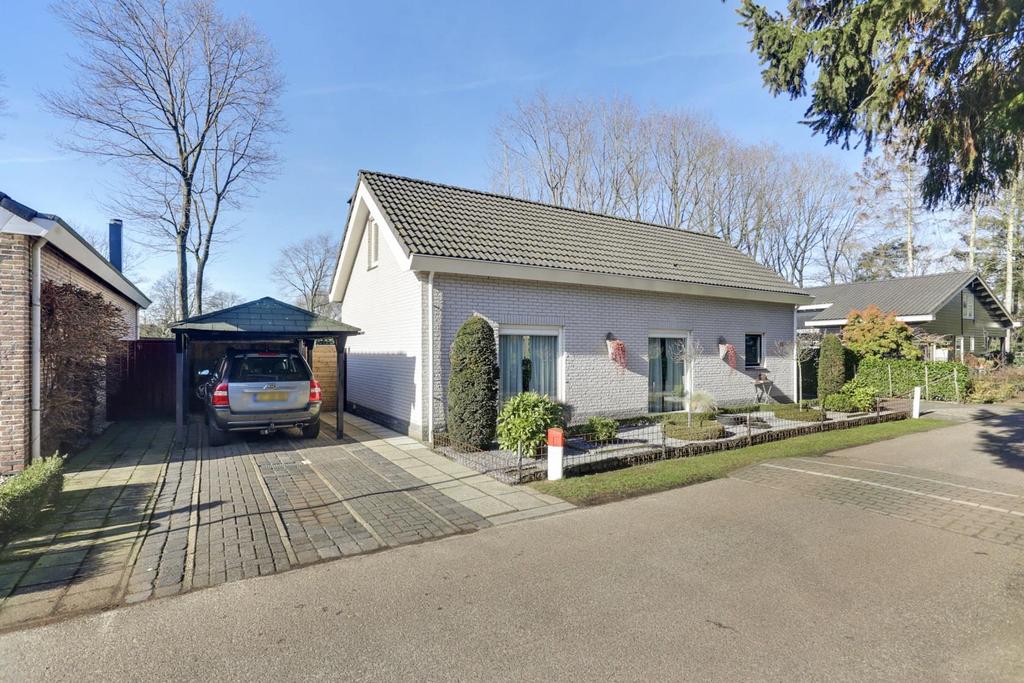 Op bungalowpark L air Pur in Baarle-Nassau, nabij de Belgische grens, staat deze recreatiewoning met 2 slaapkamers, een studeerkamer en meerdere bergingen op een perceel van 727 m².